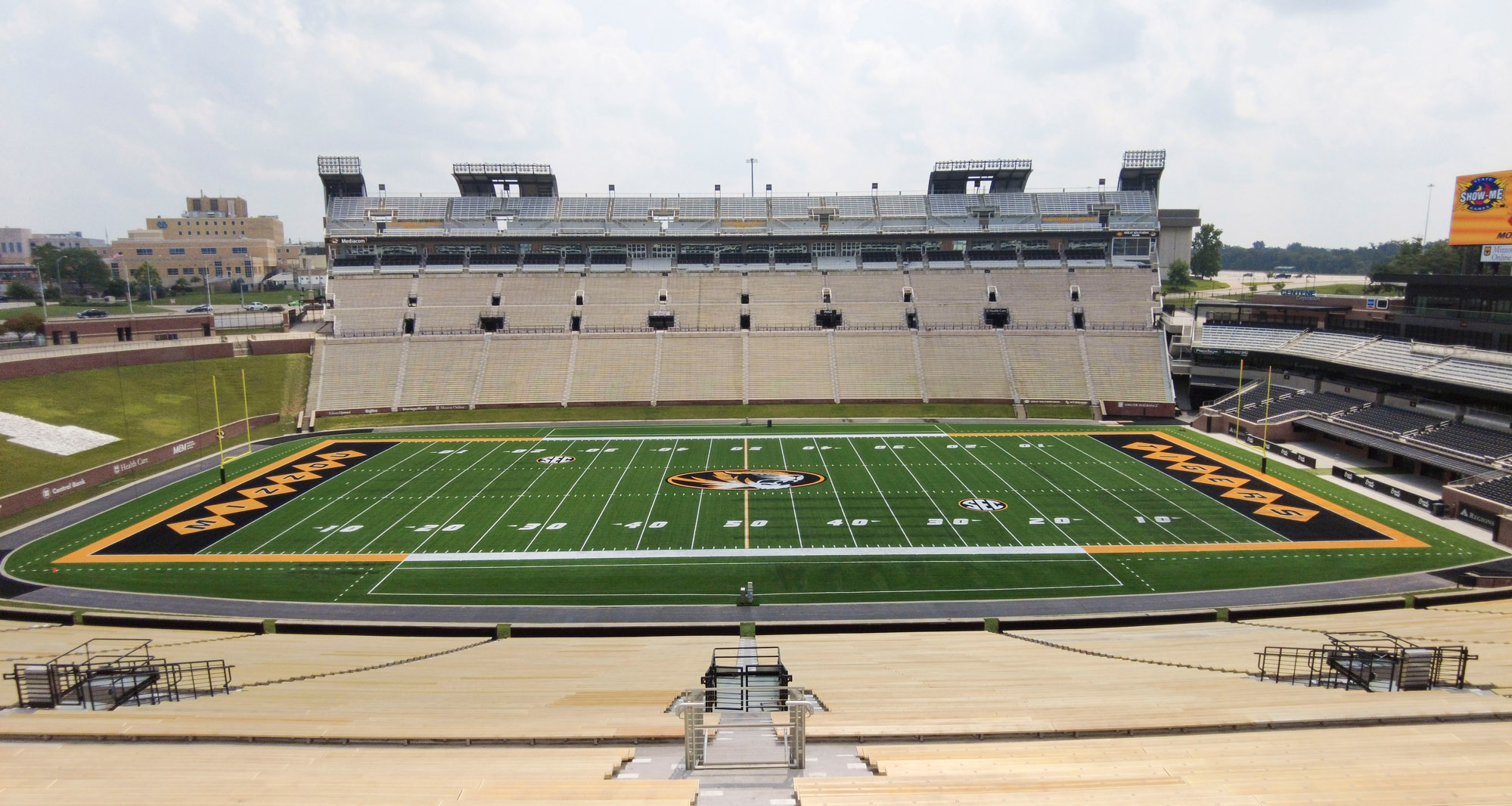 Sustitución del césped del estadio Memorial de la Universidad de Missouri