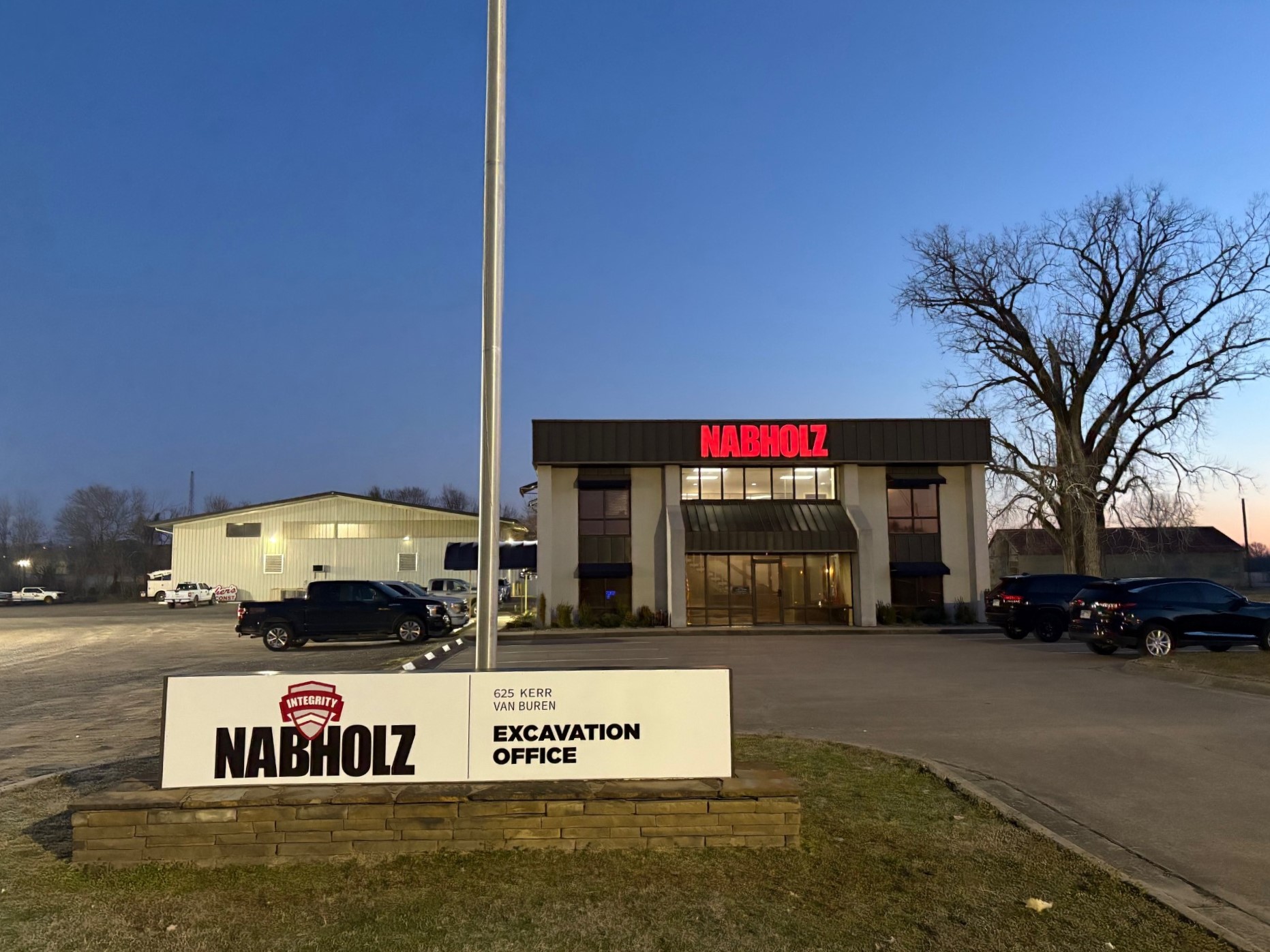 Exterior de la oficina de excavaciones Van Buren de Nabholz con señalización.